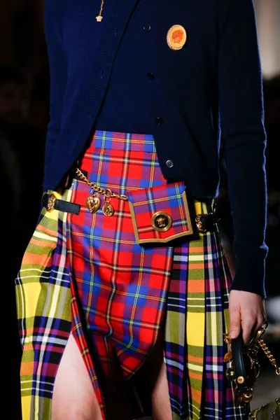 Look 16